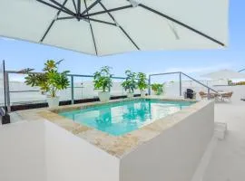 Luxury penthouse with a hot tub 3 minutes from the beach