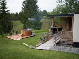 Nature Getaway with Wooden Soaking Hot Tub, hotel com banheiras de hidromassagem em Nova Vas