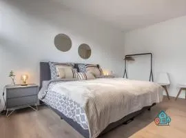 Pearl & Tulip 2BR with Free Parking