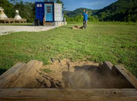 Furnished Glamping Tent/River Access/2 Queen Beds, hotel v destinaci Slade