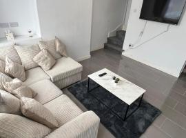 Stylish home Sleeps 4 Close to CBS Arena & City Centre with Garden，Longford的小屋