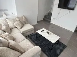Stylish home Sleeps 4 Close to CBS Arena & City Centre with Garden