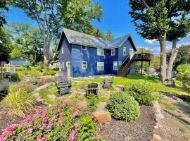 Relaxing Upper Level Retreat Near Torch Lake & River
