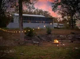 Brushy Creek Lodge - Riverfront, Hot Tub, Fire Pit