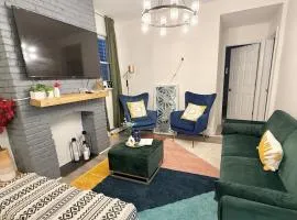 5BR 3BTH House, Steps to Bars, Dining, NYC Access with GameRm, Backyard with BBQ and Parking