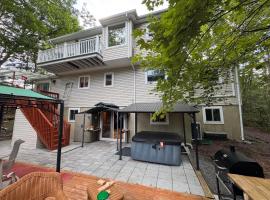 Stunning! Pocono Escape! HotTub Sauna Pool Ski Pet-Friendly Firepit Game Room Fireplace BBQ Lakes Tennis Fishing, hotel en Long Pond