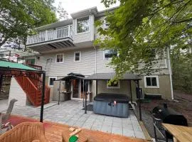 Stunning! Pocono Escape! HotTub Sauna Pool Ski Pet-Friendly Firepit Game Room Fireplace BBQ Lakes Tennis Fishing