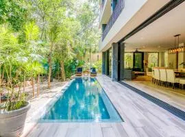 Luxurious Oasis Jacuzzi with Art Gallery and Pool