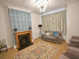 Charming & Cosy Home Stockport