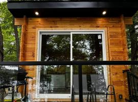 1-bedroom Unique Eco Log Cabins in Parry Sound #101, hotel i Parry Sound