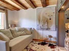 L'Ours Blanc Lodge, hotell med basseng i Le Biot