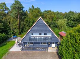 Large Newly Refurbished Lakeside Chalet With Optional Private Hot Tub, hotell med bubbelbad i Duneena