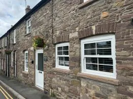 12 Crickhowell Cottages, Town Centre Location