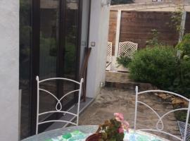 Petite Maison indépendante avec jardin à Montlignon, hotel in Montlignon