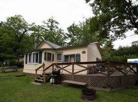 3-Bedroom Cottage #7 - Austrian Pine, biệt thự ở Gravenhurst