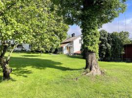 4 person holiday home in BJÖRKÖ-By Traum, hotel v destinaci Björkö