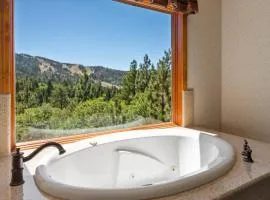 Luxury View Lodge - Luxurious, Lake & Slope Views, Game Room, Jet Tub, Fireplace, Smart TV, BBQ