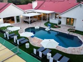 20 Guests Pool Luxe Gym Sauna Pickleball