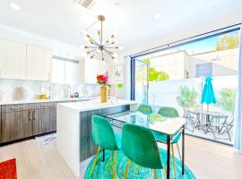 B- InstaWorthy & Family-Friendly NoHo Gem- Near Universal & Hollywood with Parking, Games, and Hot Tub, готель у місті Норт-Голлівуд