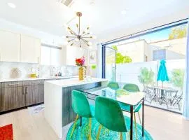 B- InstaWorthy & Family-Friendly NoHo Gem- Near Universal & Hollywood with Parking, Games, and Hot Tub