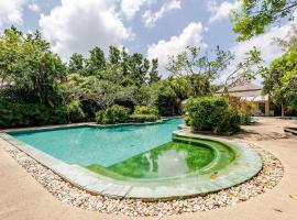 T Resort Palai v2，位于查龙的酒店