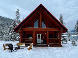 Chancellor Peak 1BR and Loft Wooden Cabin near Lake Louise, hotelli kohteessa Golden