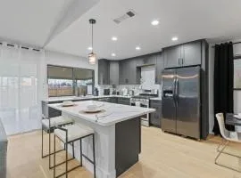 Game Room - Lux Spacious Home