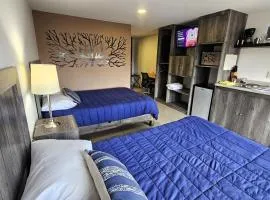S06 DOBLE CAMA MATRIMONIAL Premium Suite Frente al TEC CEM con Cocineta WiFi Balcón Parking Terraza