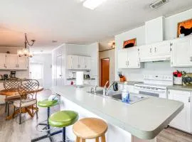 5 Mi to Homosassa Springs Park Home with Yard!