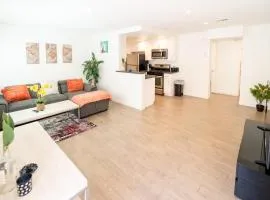Stylish 1BR Apartment in Hollywood with Gated Parking near Downtown LA