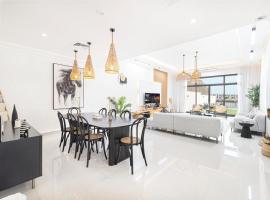 Al Bandar Luxury Villa with private pool - Al Dana Island Fujairah, vila v destinaci Fudžajra