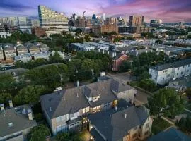 Luxury Oak Lawn Home | Game Room, Parking, Balcony