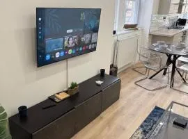 Modern 2 Bedroom Flat - Central & Stylish