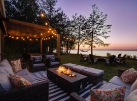 Waterfront Casa in wine County with SAUNA and HOT TUB, hotel in Demorestville