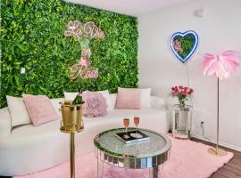 Westlake Village 2BR Luxe Escape Pool View Champagne Massage Chair Bliss, Hotel in Westlake Village