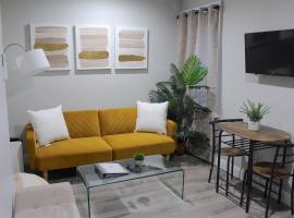 2 BEDROOM 1 BATH TRENDY Apt Downtown Albany, hotel in Albany