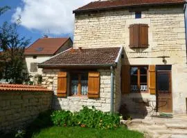 Maison Authentique avec Jardin Clos et Parking Privé à Pont-la-Ville - FR-1-611-59