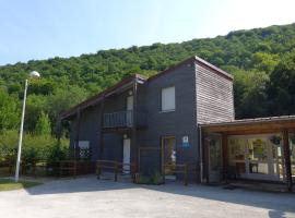 Maison en bois au bord du canal avec terrasse et jeux - FR-1-611A-3, Hotel in Froncles