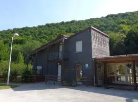 Maison en bois au bord du canal avec terrasse et jeux - FR-1-611A-3