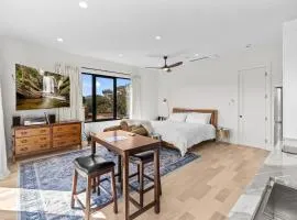 Penthouse West - Mountain Views