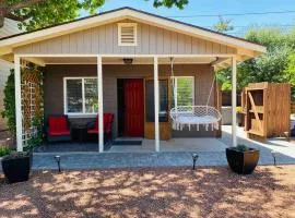 Romantic Cottage! King bed! Private hottub! Uptown!