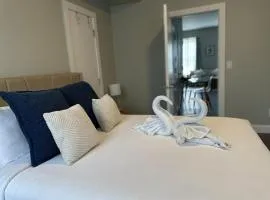 Bright & Airy 1 BDRM Private Apt