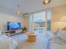 Modern Central City Retreat - Spacious 3BR and 2Bath 3-storey with Carpark
