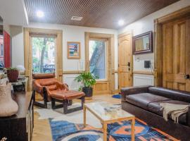 Charming Garden Lvl Brownstone: Brooklyn'de bir otel