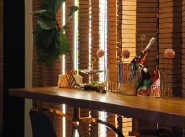 DAY & NIGHT - Cozy Suite Above Wine Bar โรงแรมในเชียงใหม่
