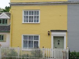 Minsmere Cottage, hotel with parking in Yoxford