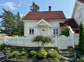Sommerhus Med To Terrasser Nær Risør, hotel i Søndeled