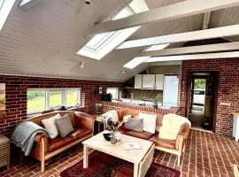 Luxury Holiday Home with Hot Tub & Wifi