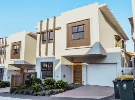 CASSA AURA PLACE - Modern 4BR Homes