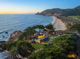 Distinguished Oceanfront Point Estate with Iconic Beach Mountain Vistas, Hotel in Montara